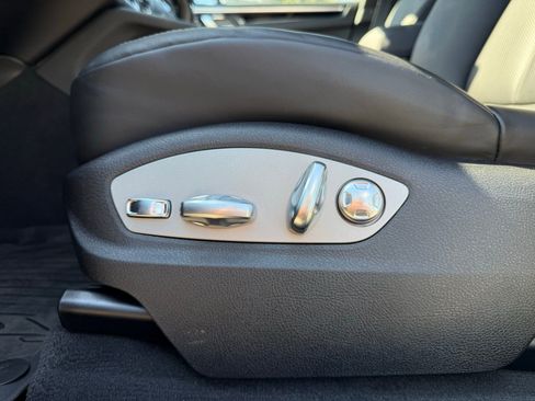 Used 2025 Porsche Macan image 28