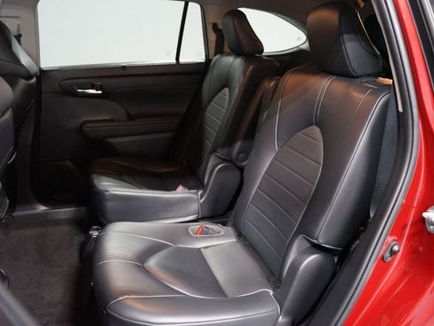 Certified 2023 Toyota Highlander XLE image 29