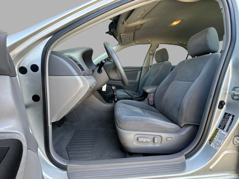 Used 2005 Toyota Camry LE FWD image 65