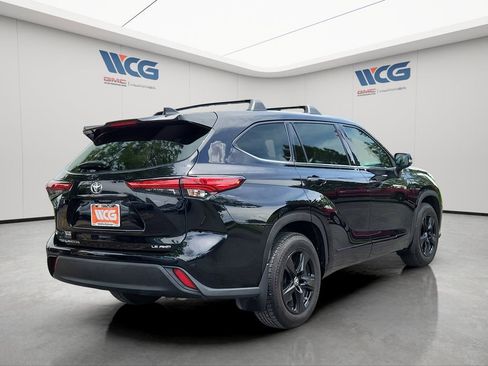 Used 2022 Toyota Highlander LE AWD/4WD image 4