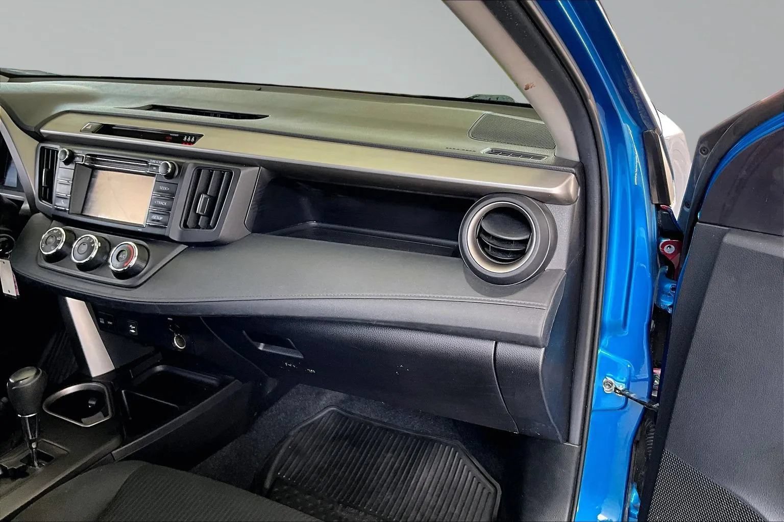Used 2018 Toyota RAV4 LE w/ All Weather Liner Package FWD image 23