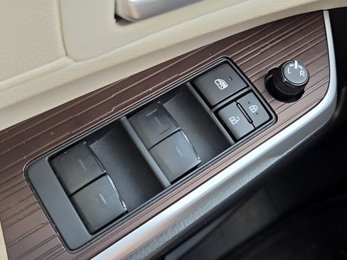 Used 2023 Toyota Sienna XLE w/ XLE Plus Package FWD image 30