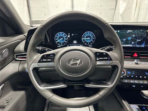 Used 2025 Hyundai Elantra SEL w/ Cargo Package image 18