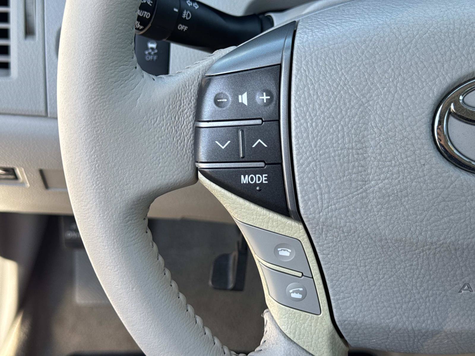 Used 2012 Toyota Avalon FWD image 11