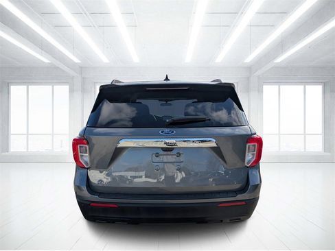 Used 2024 Ford Explorer XLT image 4