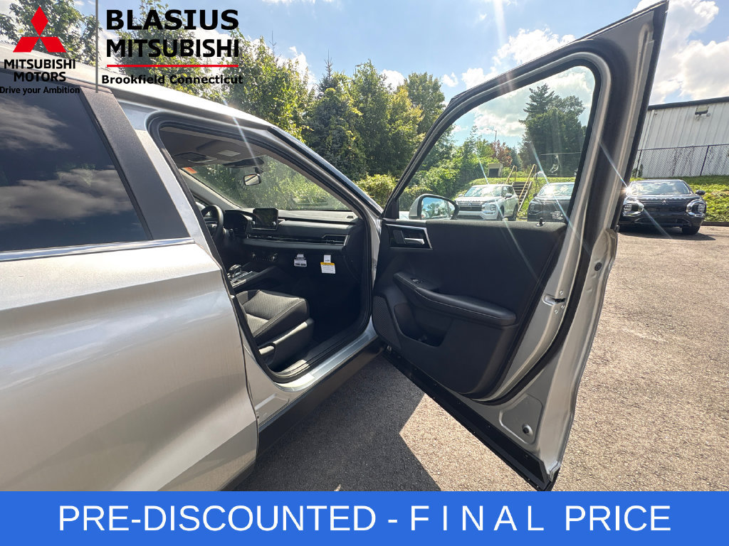 Used 2025 Mitsubishi Outlander ES AWD/4WD image 36