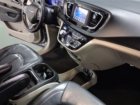 Used 2020 Chrysler Pacifica Touring-L image 19