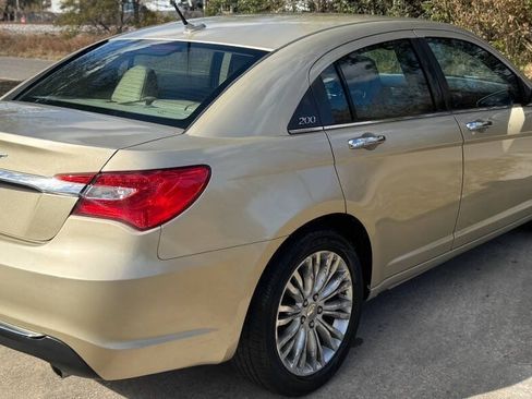 Used 2011 Chrysler 200 Limited FWD image 5