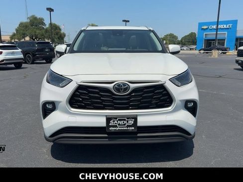 Used 2022 Toyota Highlander XLE FWD image 3