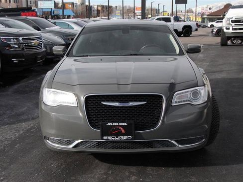 Used 2019 Chrysler 300 Touring image 3