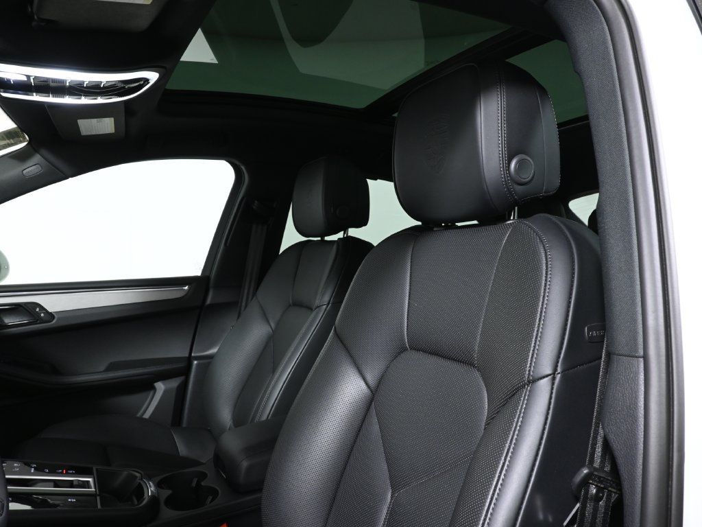 Used 2026 Porsche Macan AWD/4WD image 6