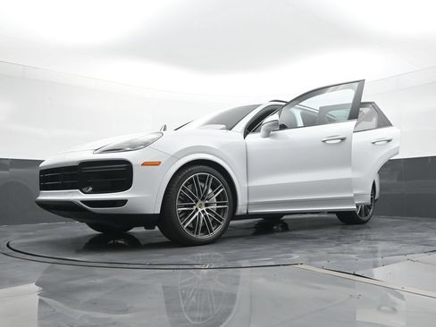 Certified 2021 Porsche Cayenne Turbo AWD/4WD image 31