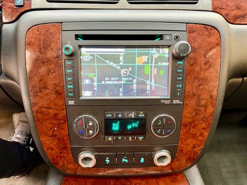 Used 2014 Chevrolet Suburban LTZ image 18