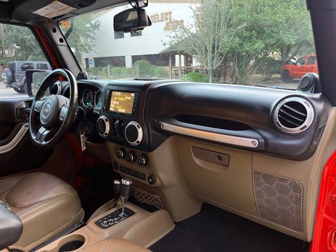 Used 2013 Jeep Wrangler Unlimited Rubicon image 30