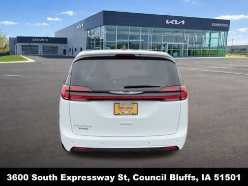 Used 2023 Chrysler Pacifica Touring-L FWD image 7
