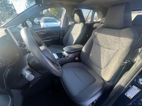 Used 2025 Toyota RAV4 XLE image 38