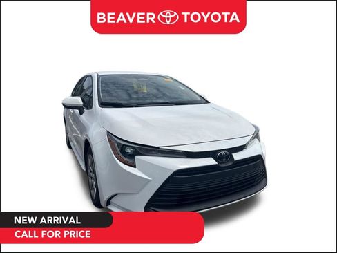 Used 2025 Toyota Corolla LE FWD image 1