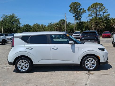 Certified 2023 Kia Soul LX w/ LX Technology Package FWD image 9