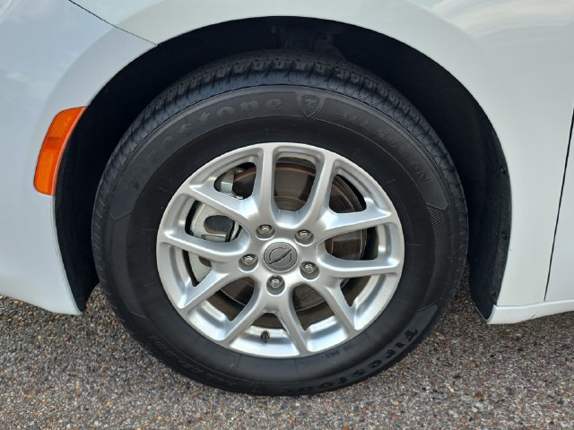 Used 2023 Chrysler Voyager LX FWD image 9