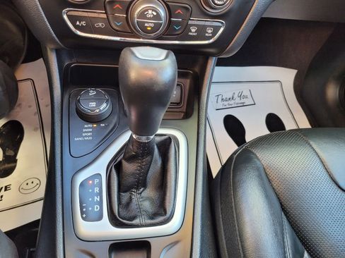 Used 2016 Jeep Cherokee Overland w/ Technology Group image 38