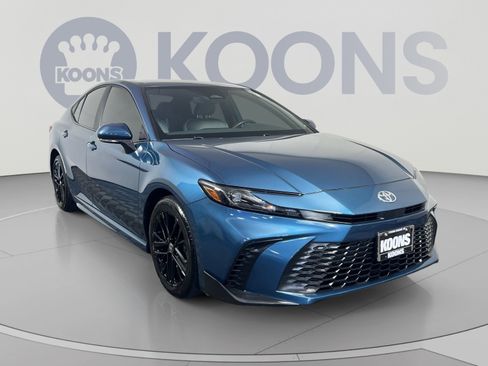 Used 2025 Toyota Camry SE w/ Convenience Package FWD image 2