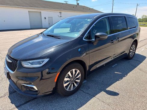 Used 2023 Chrysler Pacifica Touring-L FWD image 14