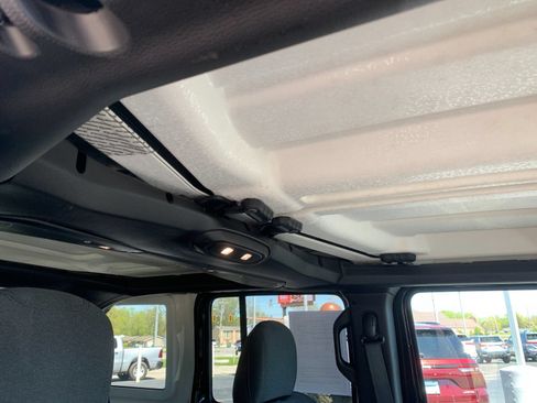 Used 2025 Jeep Wrangler Unlimited Rubicon AWD/4WD image 19