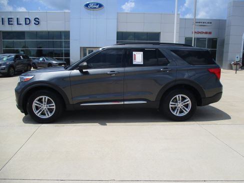 Used 2020 Ford Explorer XLT w/ Equipment Group 202A AWD/4WD image 2