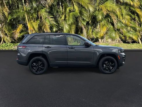 Used 2024 Jeep Grand Cherokee Altitude AWD/4WD image 4