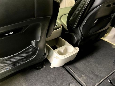 Used 2024 Chrysler Pacifica Touring-L image 10