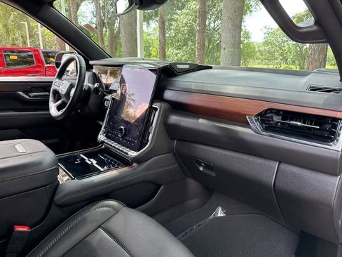 Used 2025 GMC Yukon Denali AWD/4WD image 23