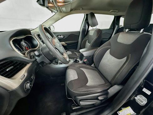 Used 2018 Jeep Cherokee Latitude FWD image 13
