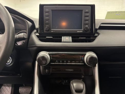 Used 2020 Toyota RAV4 LE FWD image 22