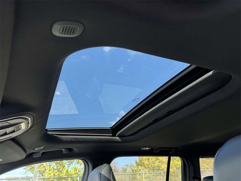 New 2025 Jeep Grand Cherokee Altitude image 3