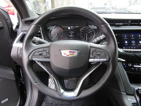 Used 2025 Cadillac XT6 Premium Luxury FWD image 16