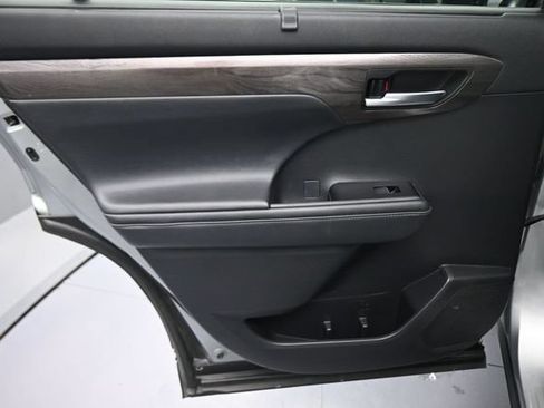 Used 2021 Toyota Highlander Platinum AWD/4WD image 18