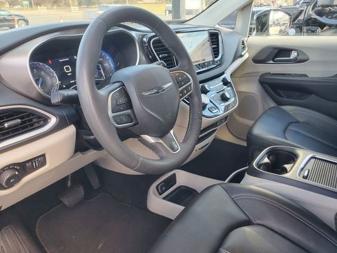 Used 2024 Chrysler Pacifica Touring-L image 18