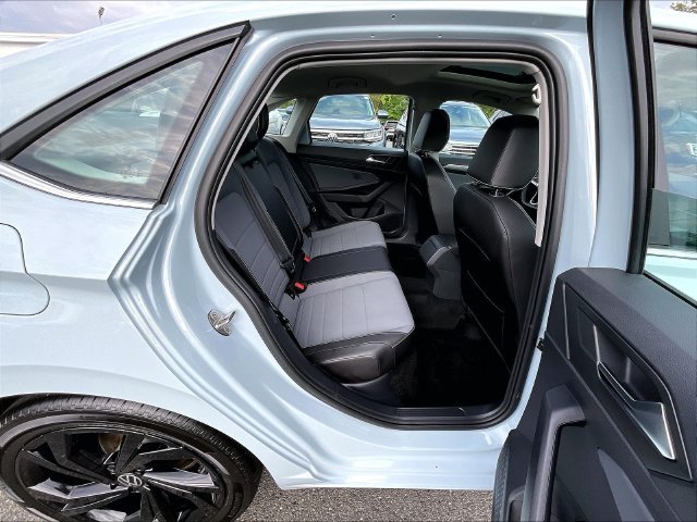 Certified 2025 Volkswagen Jetta SE w/ Sunroof Package FWD image 22