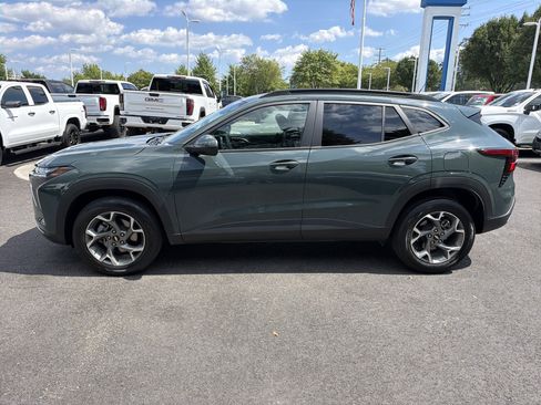 Used 2025 Chevrolet Trax LT FWD image 7