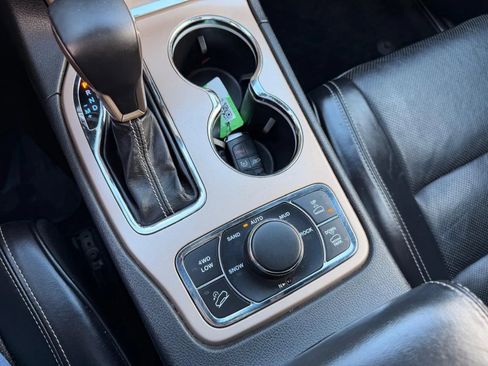 Used 2017 Jeep Grand Cherokee Overland image 12