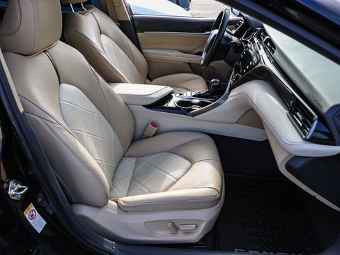 Certified 2019 Toyota Camry XLE FWD image 8