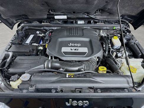 Used 2017 Jeep Wrangler Unlimited Rubicon w/ Connectivity Group image 27