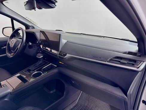 Certified 2025 Toyota Sienna Platinum image 31