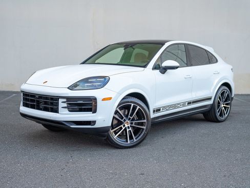 Certified 2025 Porsche Cayenne Coupe AWD/4WD image 1