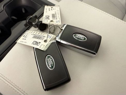 Used 2025 Land Rover Defender 110 X-Dynamic SE image 17