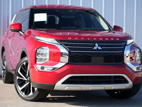 Used 2022 Mitsubishi Outlander SE image 2