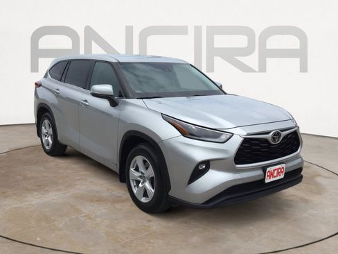 Used 2021 Toyota Highlander LE AWD/4WD image 4