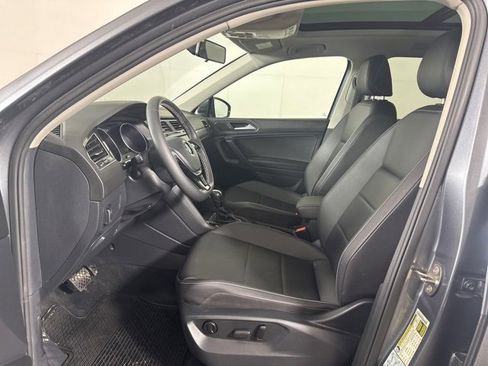 Certified 2021 Volkswagen Tiguan SE w/ Panoramic Sunroof Package image 10