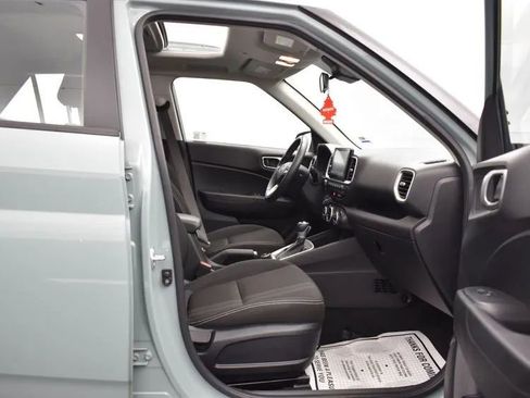 Used 2025 Hyundai Venue SEL image 17