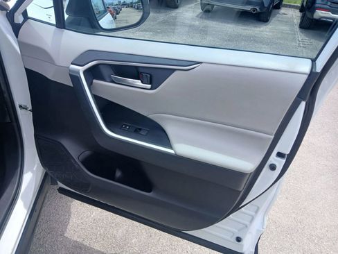 Used 2020 Toyota RAV4 XLE w/ Convenience Package FWD image 18